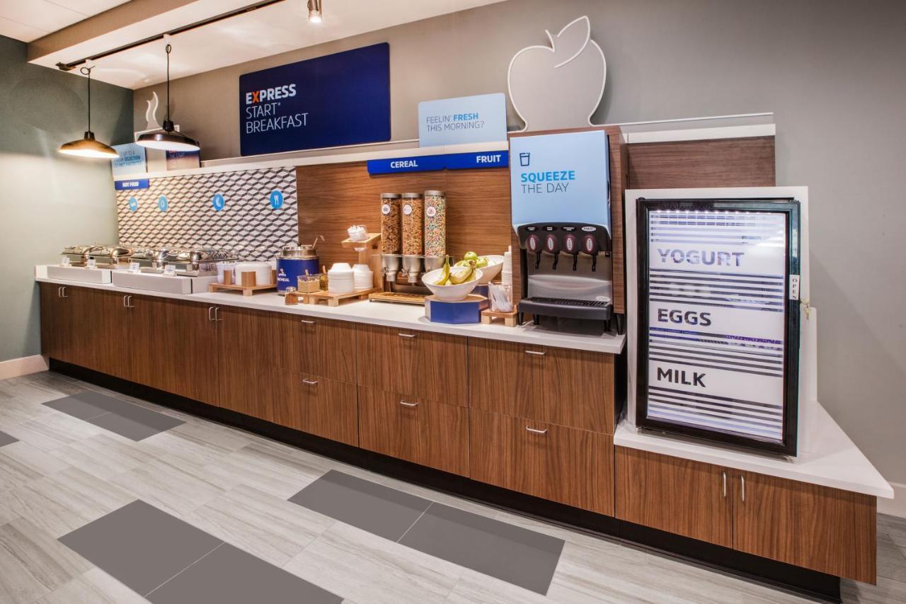 Holiday Inn Express Hotel & Suites Порт Шарлът Екстериор снимка