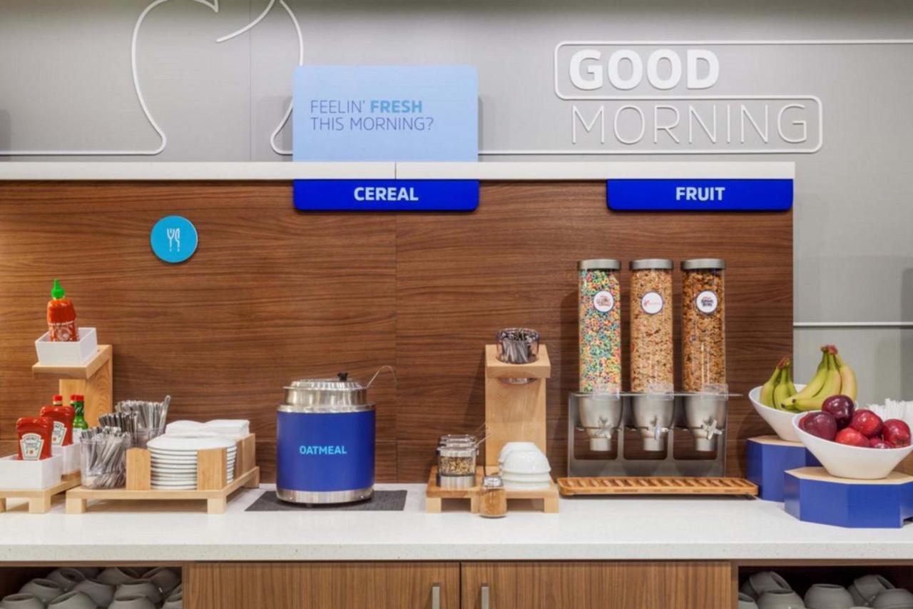 Holiday Inn Express Hotel & Suites Порт Шарлът Екстериор снимка