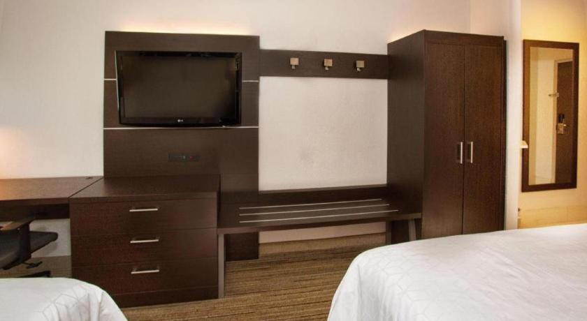 Holiday Inn Express Hotel & Suites Порт Шарлът Екстериор снимка
