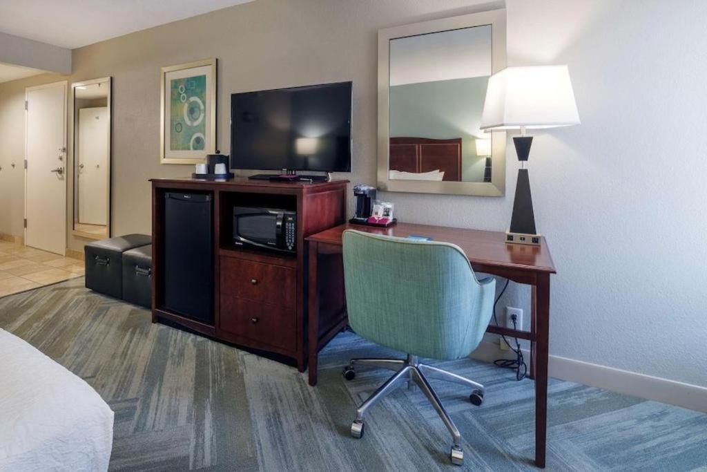 Holiday Inn Express Hotel & Suites Порт Шарлът Екстериор снимка
