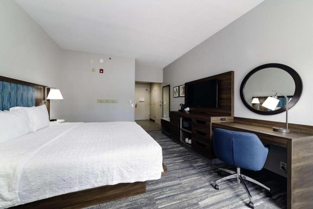 Holiday Inn Express Hotel & Suites Порт Шарлът Екстериор снимка