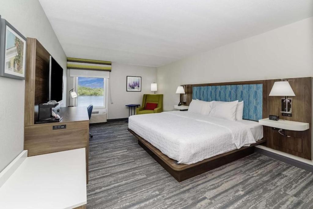 Holiday Inn Express Hotel & Suites Порт Шарлът Екстериор снимка