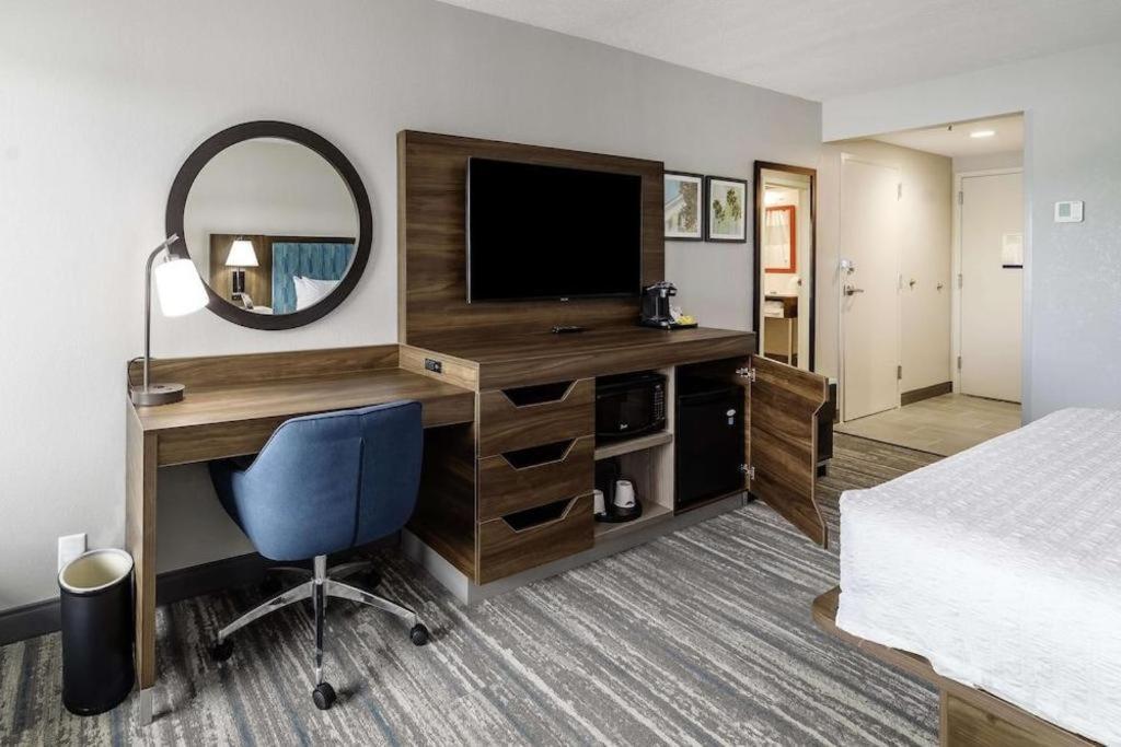 Holiday Inn Express Hotel & Suites Порт Шарлът Екстериор снимка