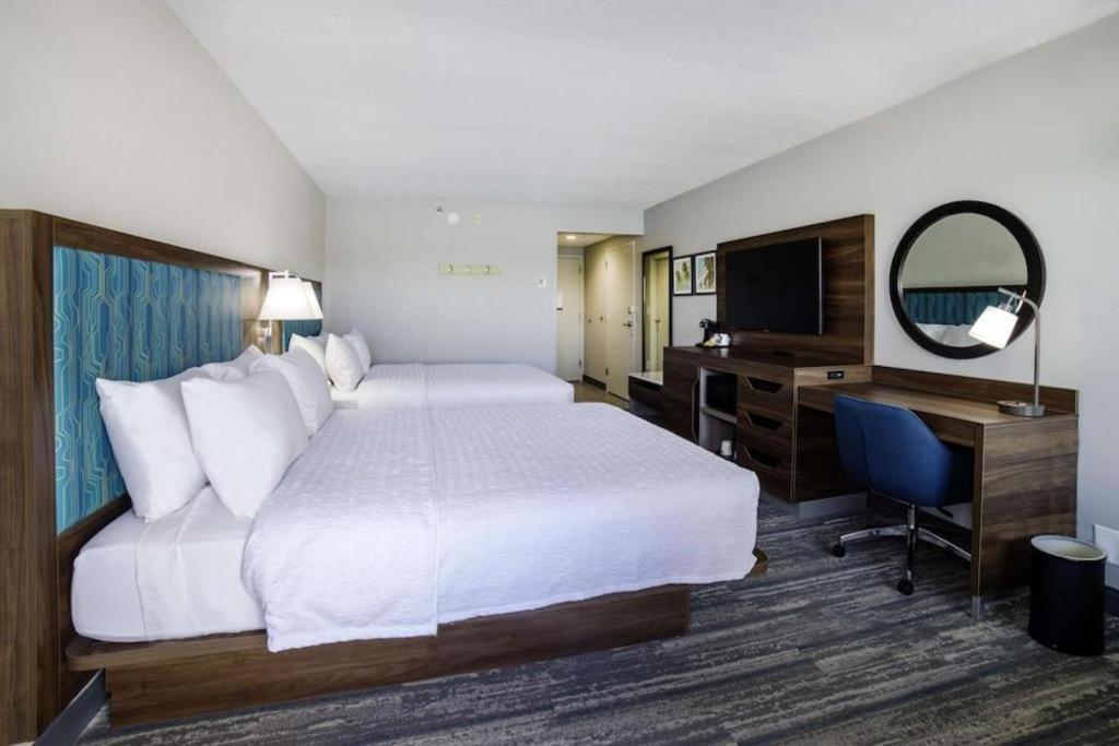 Holiday Inn Express Hotel & Suites Порт Шарлът Екстериор снимка
