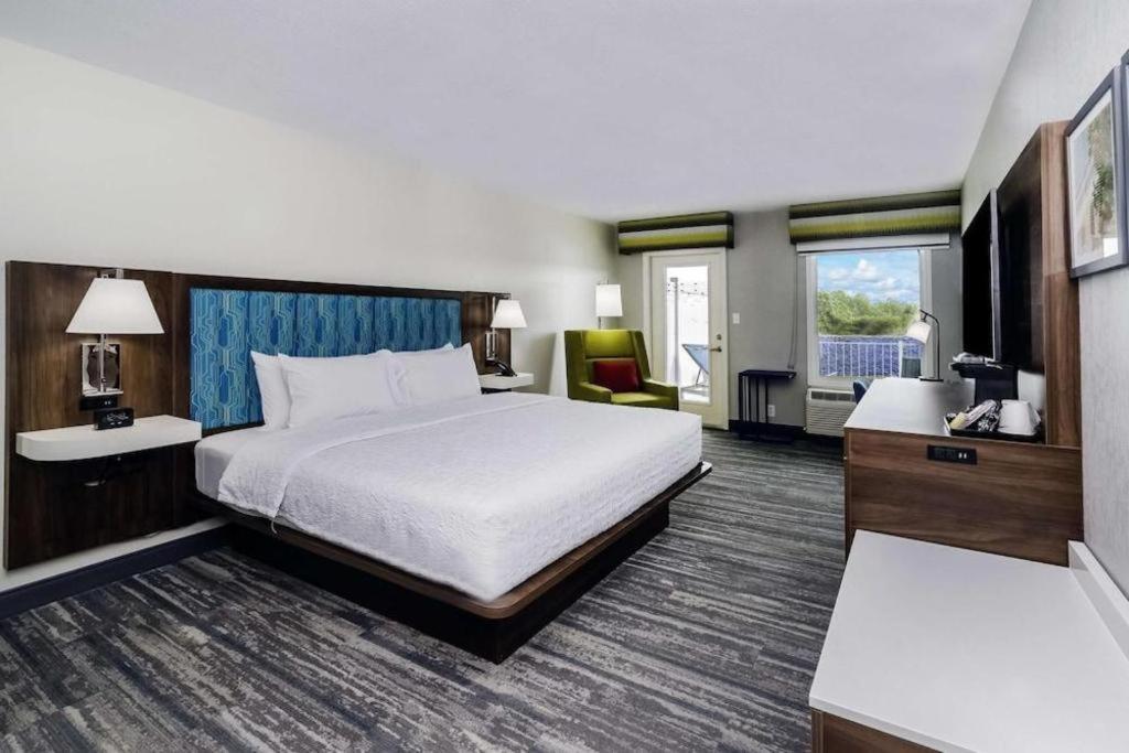 Holiday Inn Express Hotel & Suites Порт Шарлът Екстериор снимка