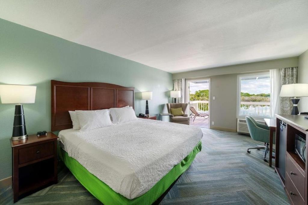 Holiday Inn Express Hotel & Suites Порт Шарлът Екстериор снимка
