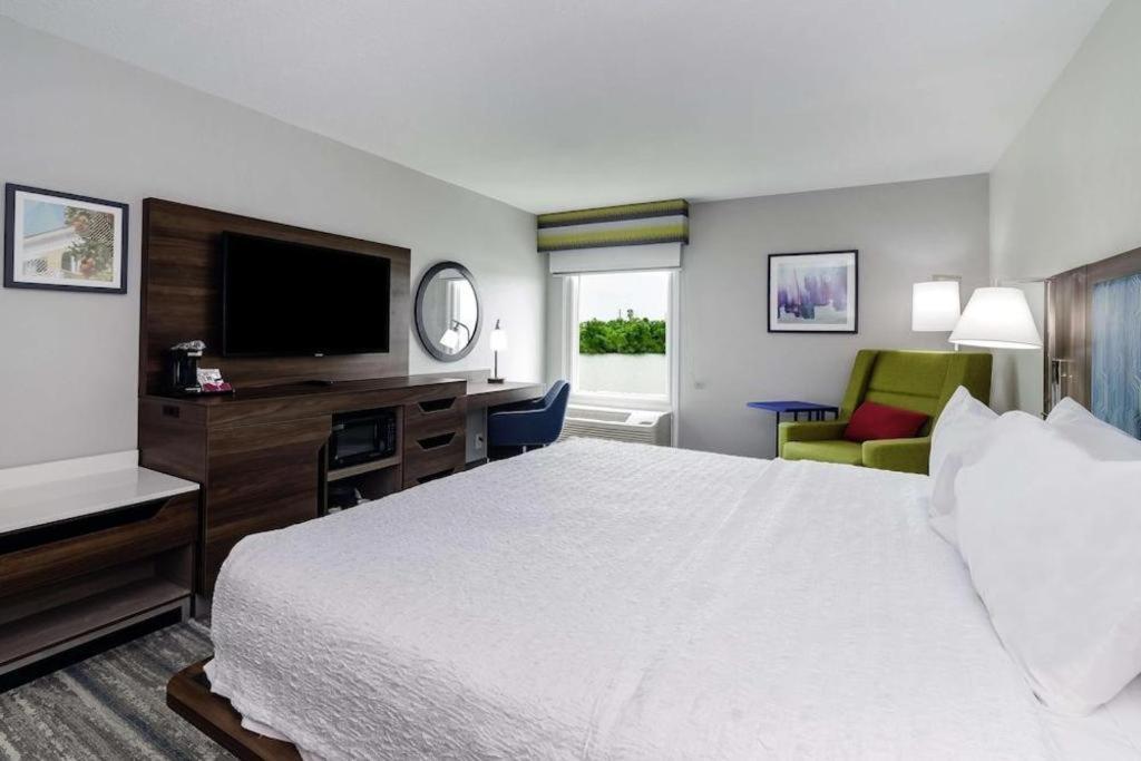 Holiday Inn Express Hotel & Suites Порт Шарлът Екстериор снимка