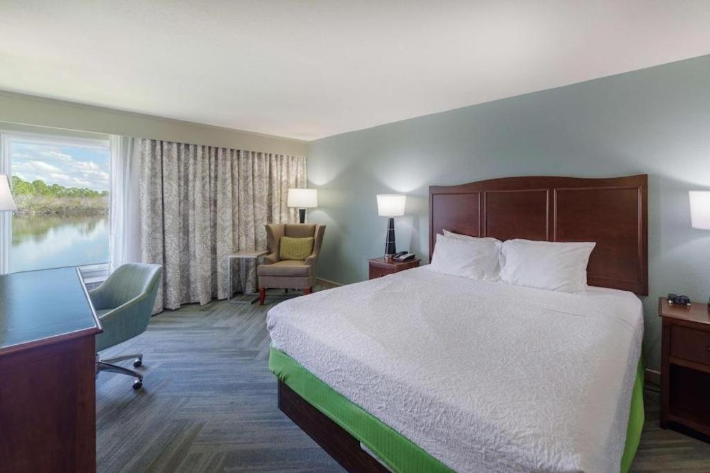 Holiday Inn Express Hotel & Suites Порт Шарлът Екстериор снимка