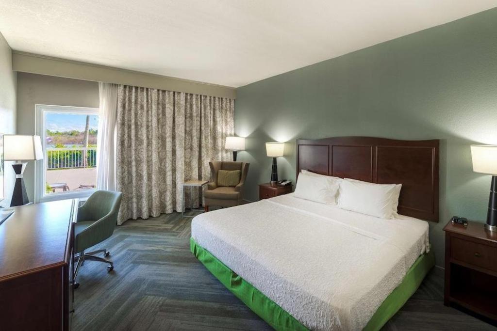 Holiday Inn Express Hotel & Suites Порт Шарлът Екстериор снимка