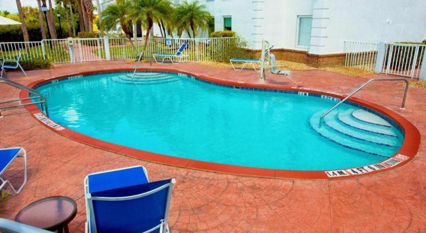 Holiday Inn Express Hotel & Suites Порт Шарлът Екстериор снимка