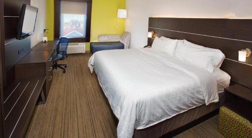 Holiday Inn Express Hotel & Suites Порт Шарлът Екстериор снимка