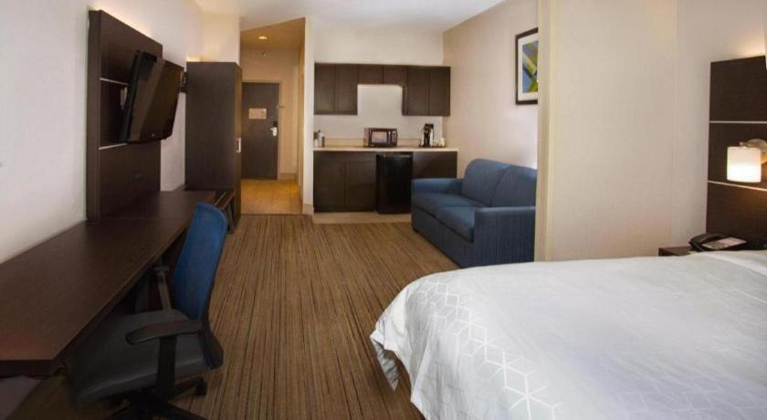 Holiday Inn Express Hotel & Suites Порт Шарлът Екстериор снимка