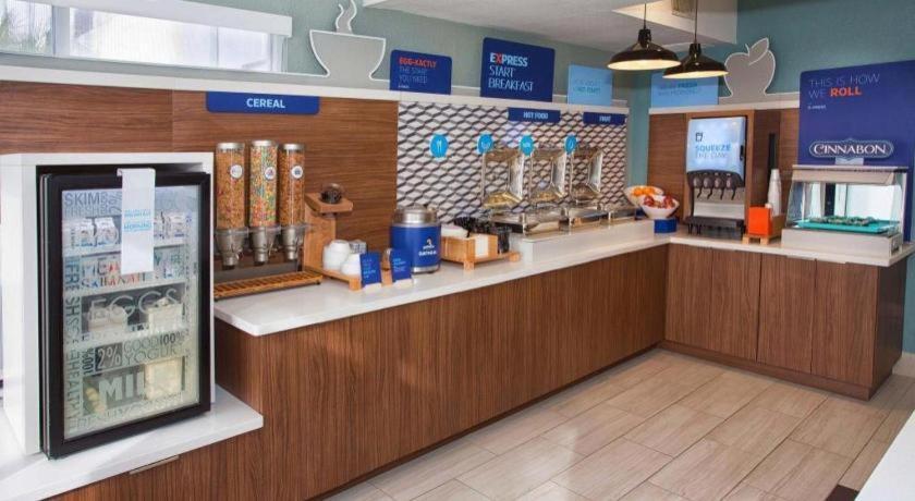 Holiday Inn Express Hotel & Suites Порт Шарлът Екстериор снимка