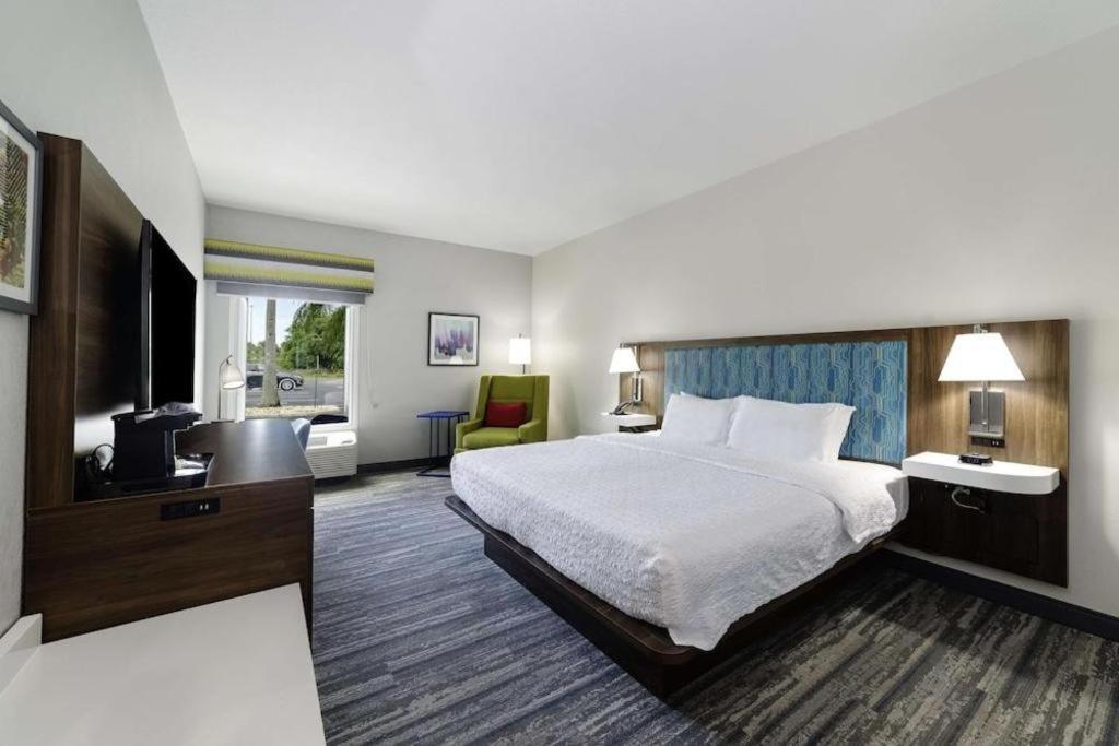 Holiday Inn Express Hotel & Suites Порт Шарлът Екстериор снимка