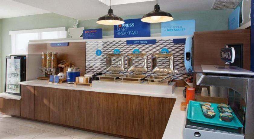 Holiday Inn Express Hotel & Suites Порт Шарлът Екстериор снимка