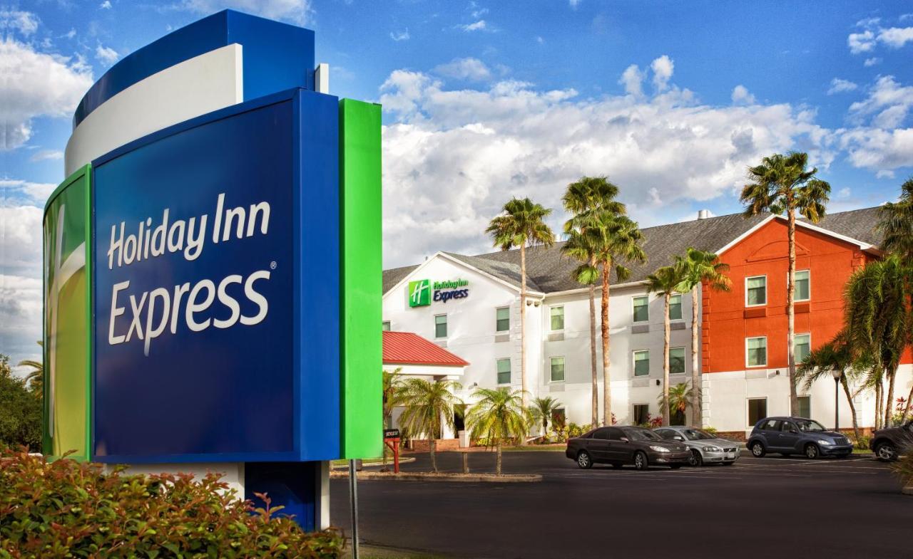 Holiday Inn Express Hotel & Suites Порт Шарлът Екстериор снимка