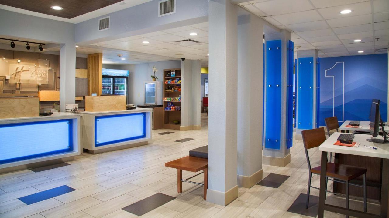 Holiday Inn Express Hotel & Suites Порт Шарлът Екстериор снимка
